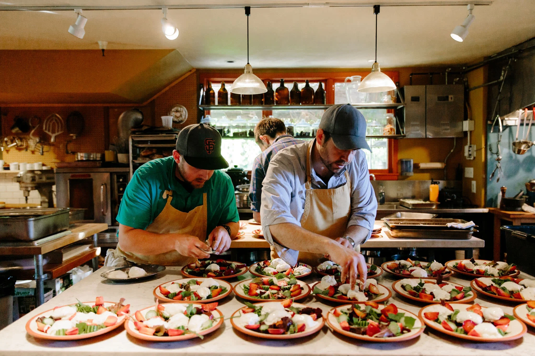 暗网视频-每日更新国产自拍|尽快释放专业厨师团队在厨房中精心准备美食